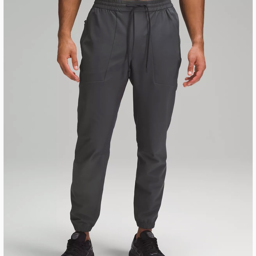 - License to train jogger in graphite gray
